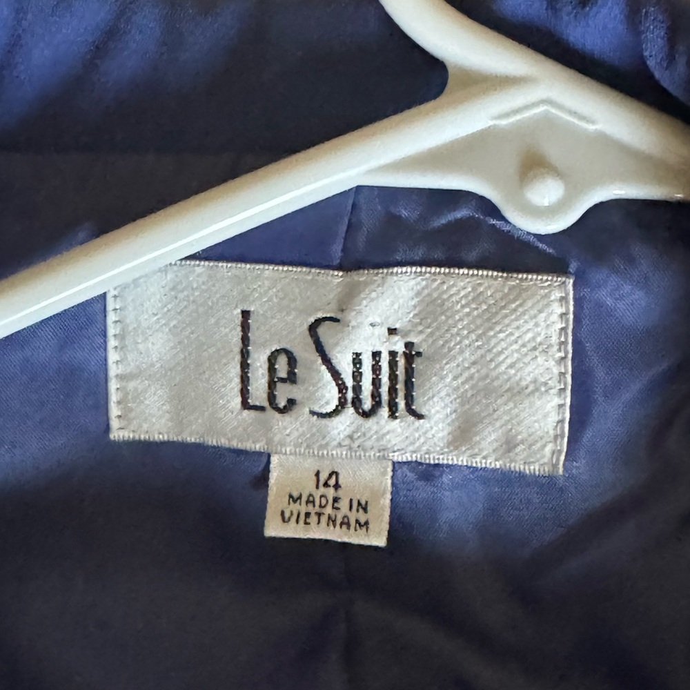 Le Suit pant suit, size 14, used but in good condition.